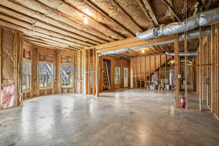 Lakehouse Retreat interior 1